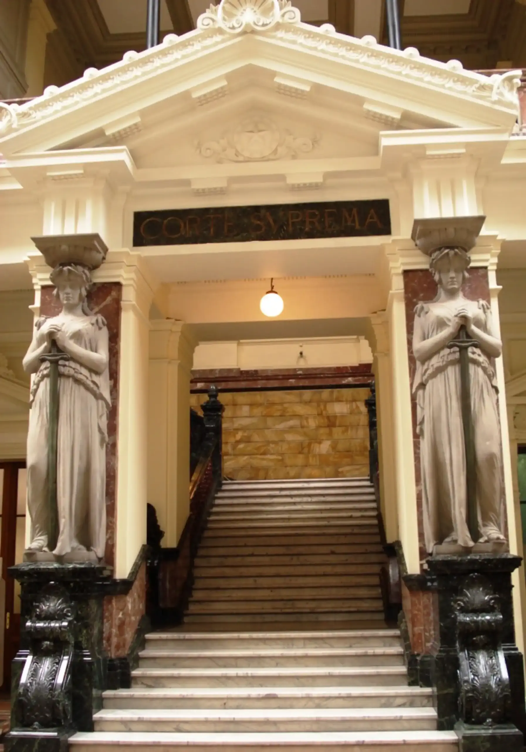 Escalera al ingreso en el pasillo principal de la corte suprema de justicia de chile
